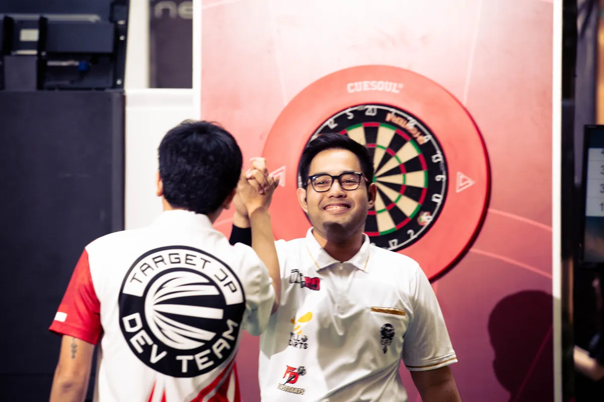 Pemain darts melempar anak panah
